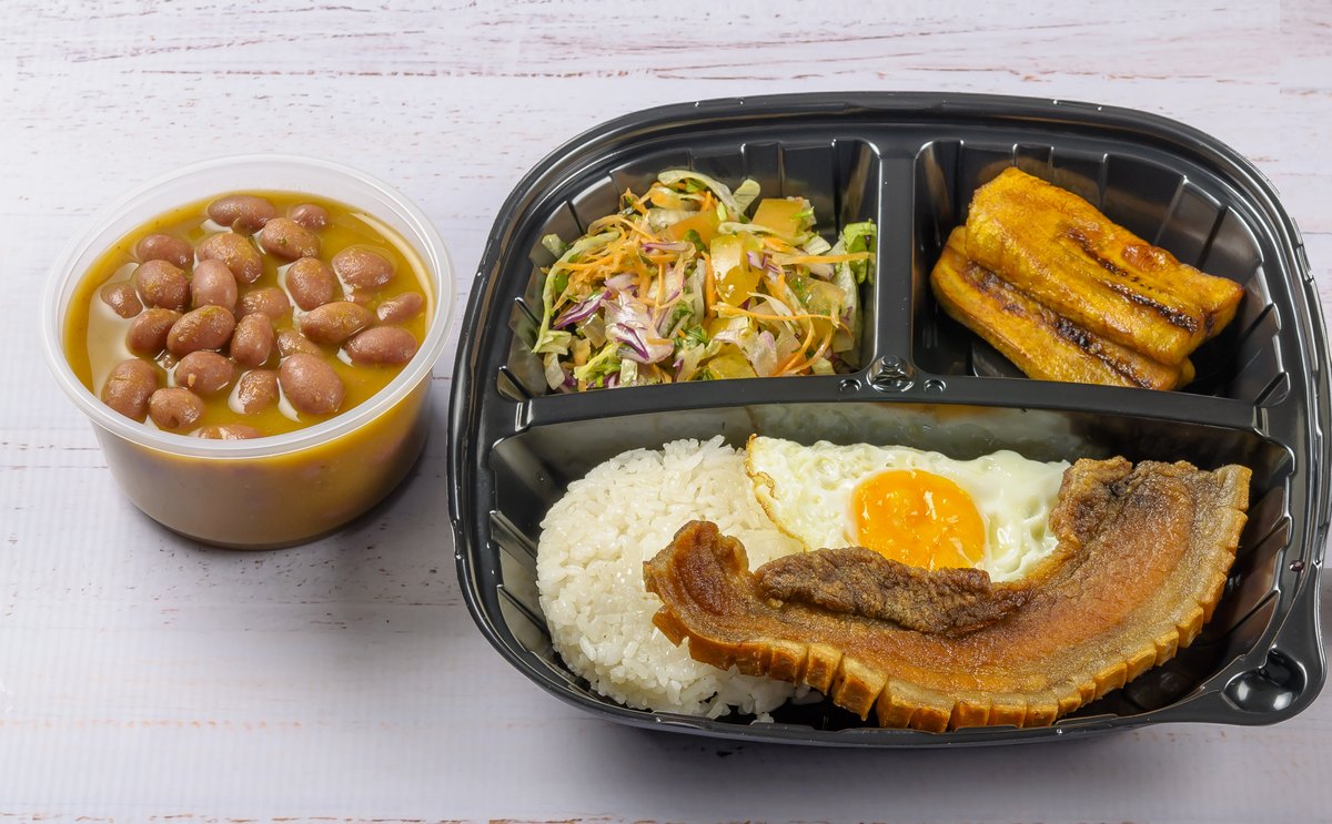 Almuerzo del día empacado uno a uno: frijoles aparte y bandeja con ensalada fresca, maduro, arroz, huevo y chicharrón